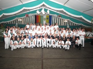 Ein ganzer Verein steht hinter Königin Stefanie und ihrem Gefolge und natürlich hinter Dennis und Maren mit Gefolge.