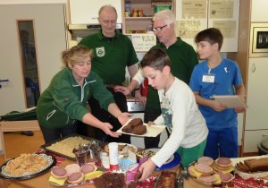 Viele fleißige Helfer unterstützten die Aktion im Familienzentrum