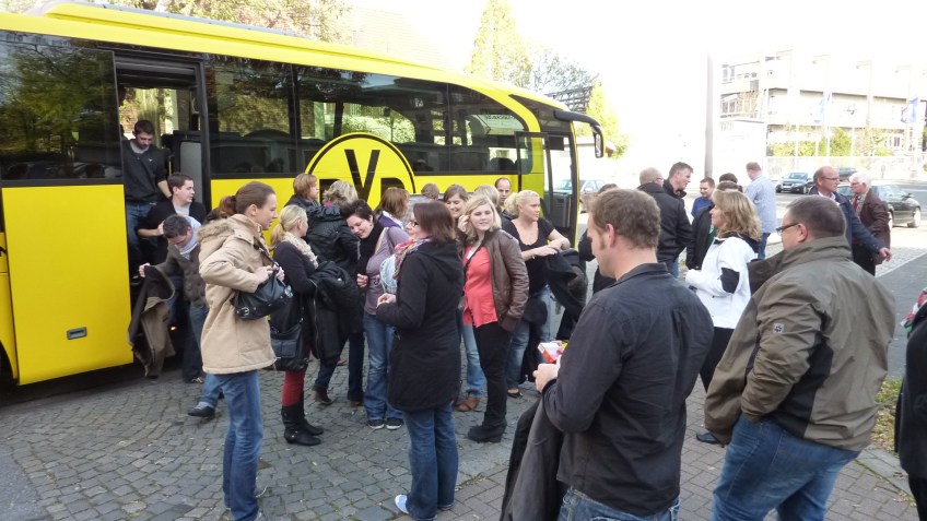 Ankunft in der Brauerei nach einer Fahrt in einem merkwürdig gestaltetem Bus