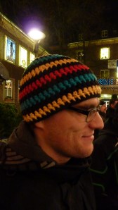 Jonas legt selbst Hand...an die Häkelnadel