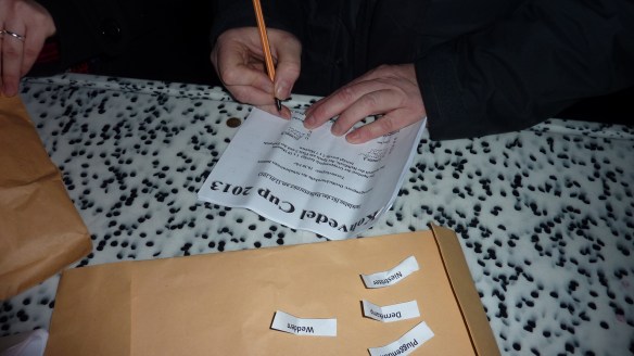 Auslosung am Rande des Eisstock-Turnieres durch unsere Jungschützenkönigin Maren und die Mundschenk-Ehrendame Sonja