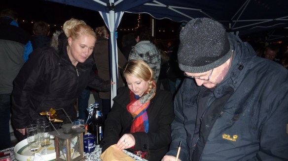 Auslosung am Rande des Eisstock-Turnieres durch unsere Jungschützenkönigin Maren und die Mundschenk-Ehrendame Sonja
