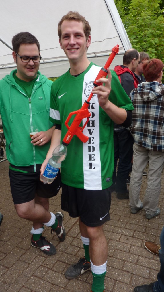 Trainer und Jungschützenkönig Dennis begutachtet den "Motivator"