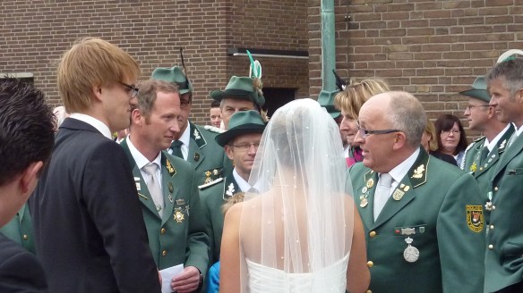 Das Händeschütteln beginnt