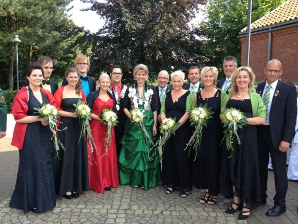 Der gesamt Thron stellt sich vor der Messe zum Gruppenbild