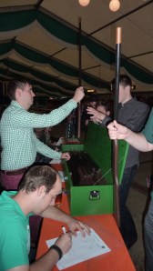 Gewehrausgabe im Festzelt