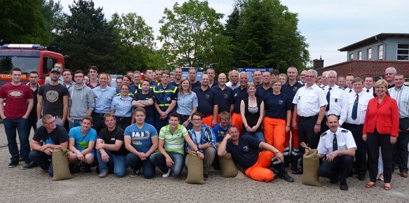 Die zahlreichen Helfer passen kaum aufs Bild