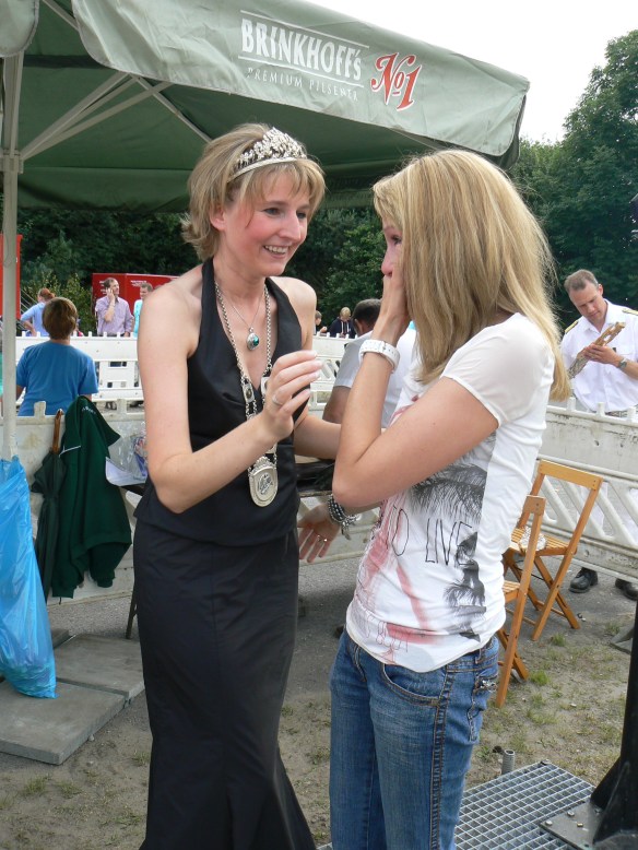 Die Königin 2012 Stefanie Becks freut sich mit der Königin 2013 Vanessa Jasper