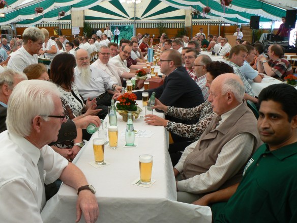 Volles Haus beim Frühschoppen und Pfarrer Puthussery im Kohvedel T-Shirt