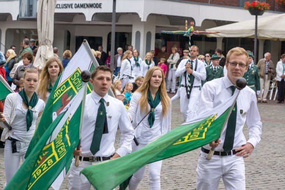 Die Fahnenschläger beim Einmarsch auf dem Marktplatz