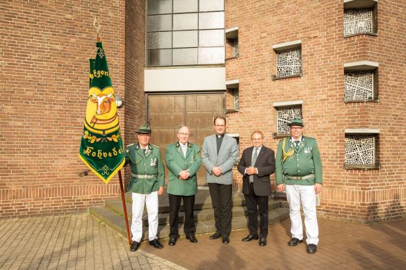 Volker Dieminger mit den 2 Seelsorgern des Schützenvereins Robert Schüttert und Markus Trautmann