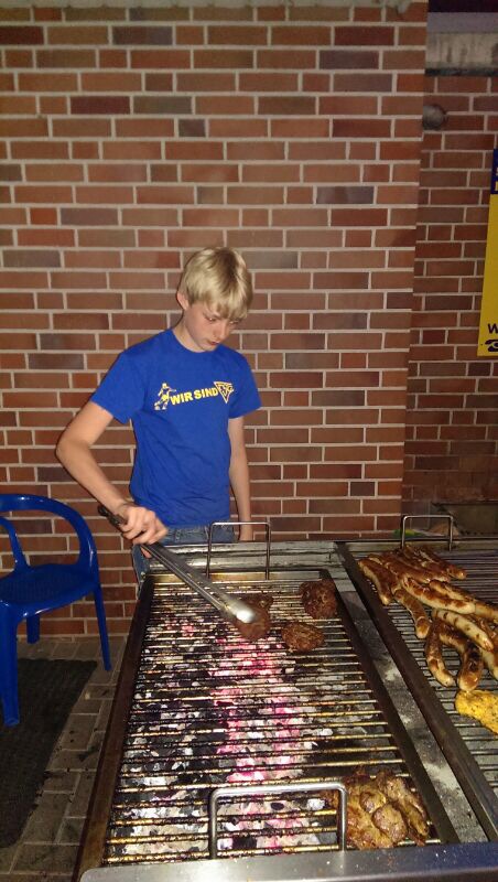 Wer die Fahne schlägt, kann auch Würstchen drehen.