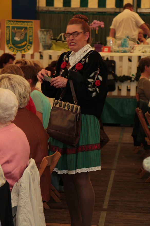 Die "attaraktative" Freundin des Vorsitzenden half fleißig mit