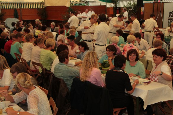Zahlreiche Besucherinnen beim Damenkaffee