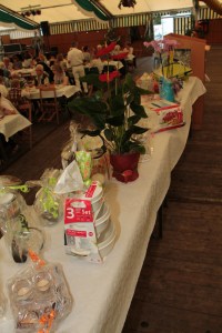 Eine attraktive Verlosung mit tollen Preisen dank Ulrike und Bernadette