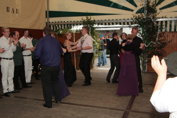 Der Thron bringt das Zelt zum beben