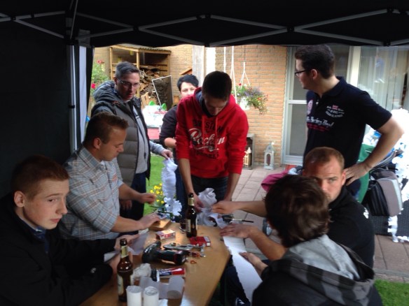 Auch die Männer packen fleißig mit an.