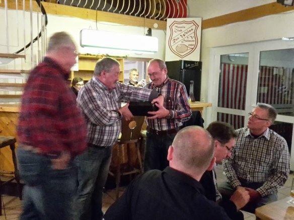 Derek übergibt Gottfried eine attraktive Karaffe