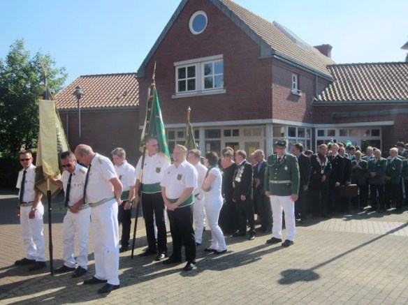 Die Schützen vor dem Einzug in dem Gottesdienst 2013