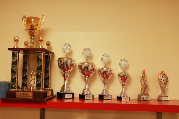 Die begehrten Pokale. Gestiftet von der Sparkasse Westmünsterland.