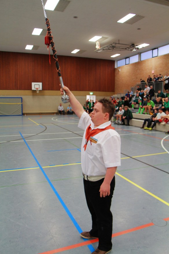 Unser Jungschütze Björn Möllers macht als Tambourmajor eine gute Figur.
