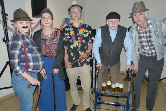 Phantasievolle Köstüme hatten sich fast alle einfallen lassen. Hier die Auszubildenden der Stadt als Rentner....
