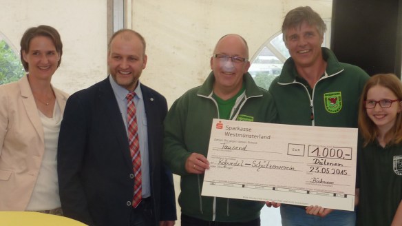 Die Spiegelung im Bild symolisiert, dass unser Vorstand nach dem Gewinn schon etwas blass um die Nase war.