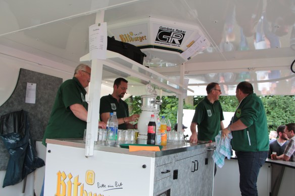 Unsere Altschützen unterstützen im Bierwagen