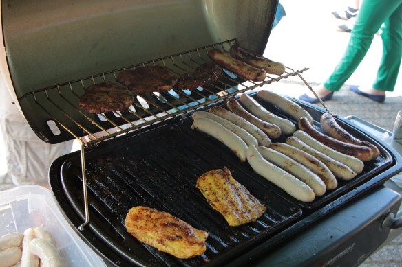 Würstchen, Steaks und Hähnchenfleisch für die Aktiven und die Gäste