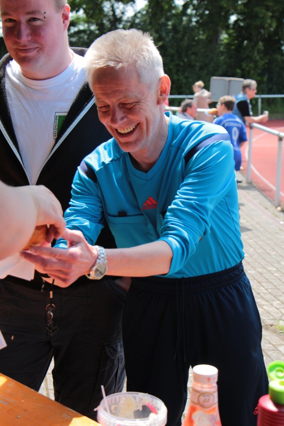 Schiedsrichter Bernhard Krunke bei einer kleinen Stärkung. 