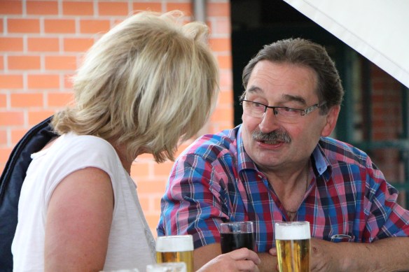 Geheimnisvolles Thekengespräch unter Nachbarn.