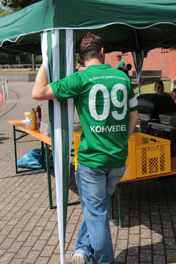 Gibt Sicherheit in windigen Zeiten: Aki Scholz als Pavillonfesthalter. 