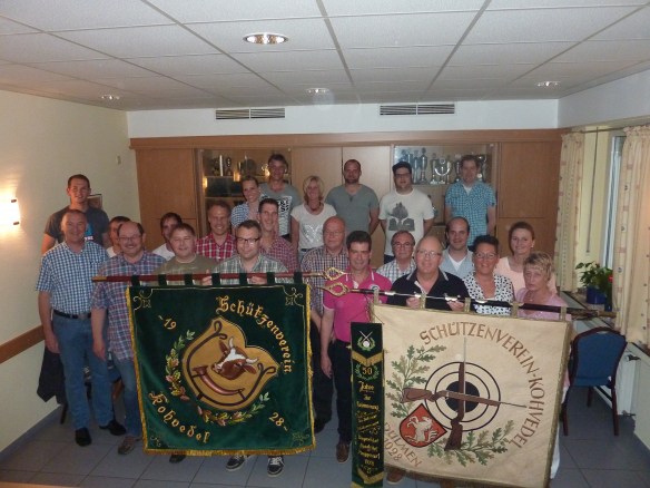 Beide Fahnen nebeneinander vereint. Unsere neue Fahne (links im Bild) wird am 11.07. geweiht.