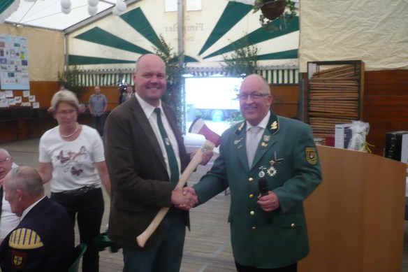 Volker übergibt Peter Emming die Friedensaxt