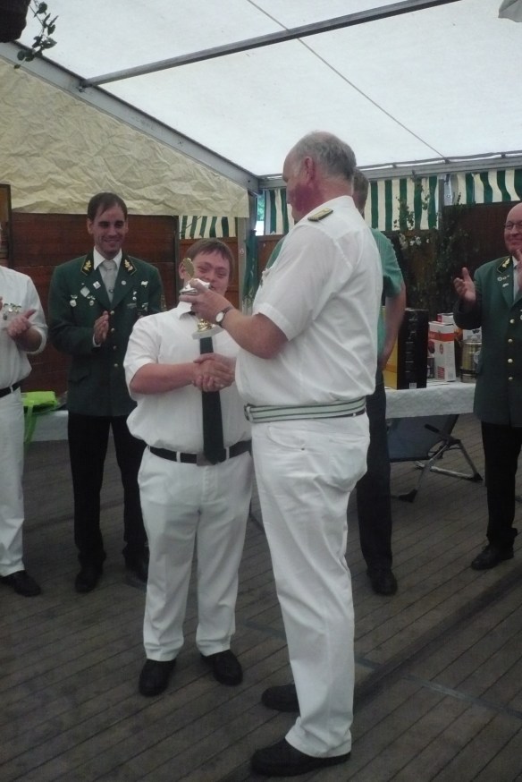 Björn Mölder wird für das Tor des Tages geehrt