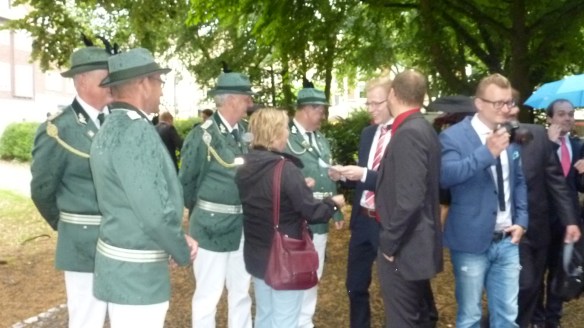 Die Abordnung der Kohvedeler war bis zur Begrüßung ebenfalls durchnass