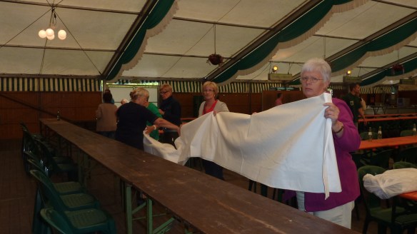 Der Thron wird geschmückt