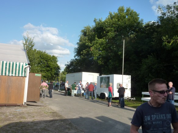 Teilweise stark umlagert: Der Grillstand 