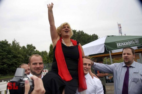 Sichtlich erfreut und aus dem Häuschen. Die dritte Königin der Kohvedeler seit 2012.