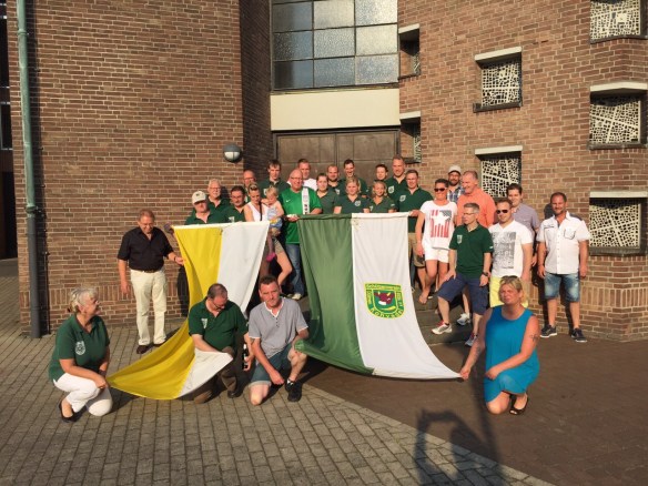 Seit 5 Jahren hissen die Kohvedeler ihre Fahne vor der Kirche.