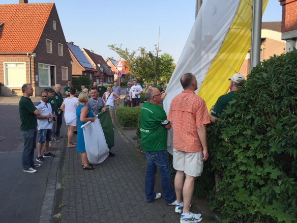 Königin Yvonne und König Lothar halfen mit.