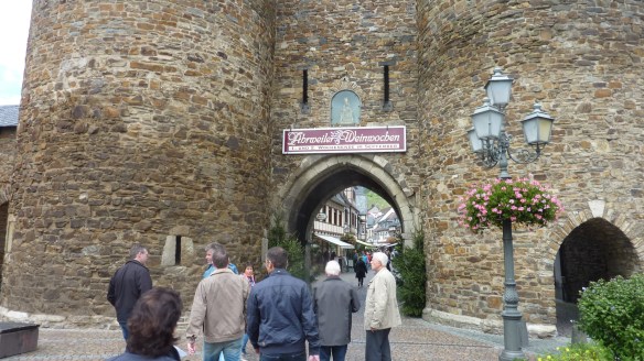 mächtige Stadttore gewähren und Einlass