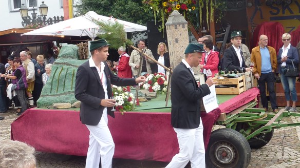 viele Gruppe nahmen an dem Festzug mit interessanten Wagen teil. 