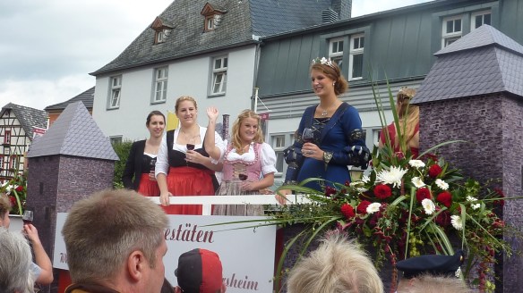 vier attraktive Weinköniginnen der Region auf einem gemeinsamen Mottowagen