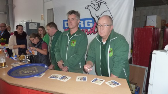 Erst an der Theke, dann am Grillstand aktiv. Die Kohvedeler helfen wo sie können.