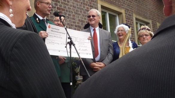 ...dazu gehört natürlich auch ein Geschenk.