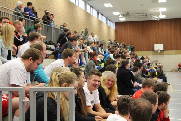 Zum Bersten gefüllte Tribüne.