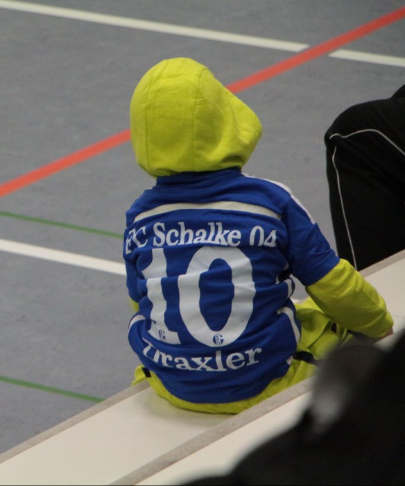 Ein schwar gelb gekleideter Schalker????