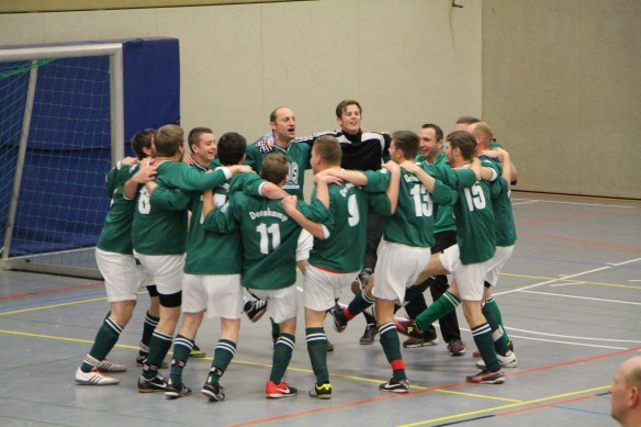 "So sehen Sieger aus" und "Hier regiert der Dernekamp". Glückwunsch Jungs.