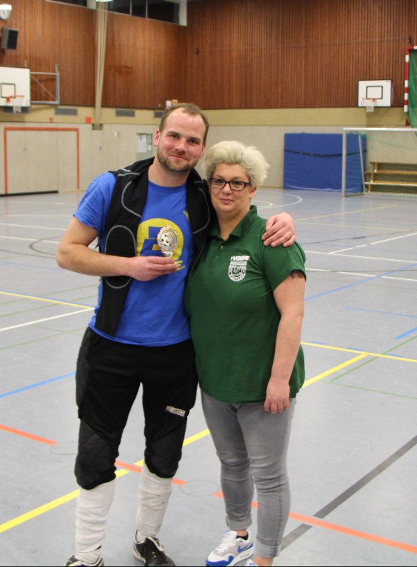 Bester Torwart des Turniers. Maurice Gröger mit Königin Yvonne Kadiri.